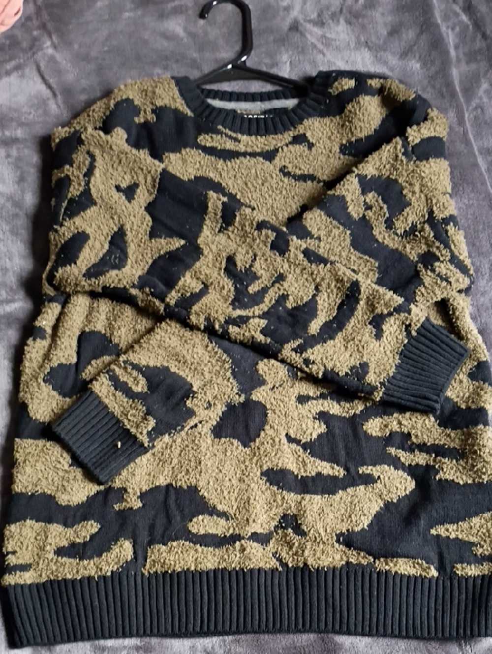 Retrofit Men's Black & Olive Textured Camouflage Crewneck Sweater